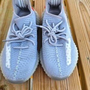 Tail Light Yeezy Boost 350 V2 size 7US